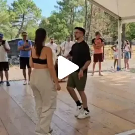 Cours de danse en plein air sous les pins