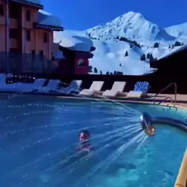 Piscine extérieure face aux sommets enneigés
